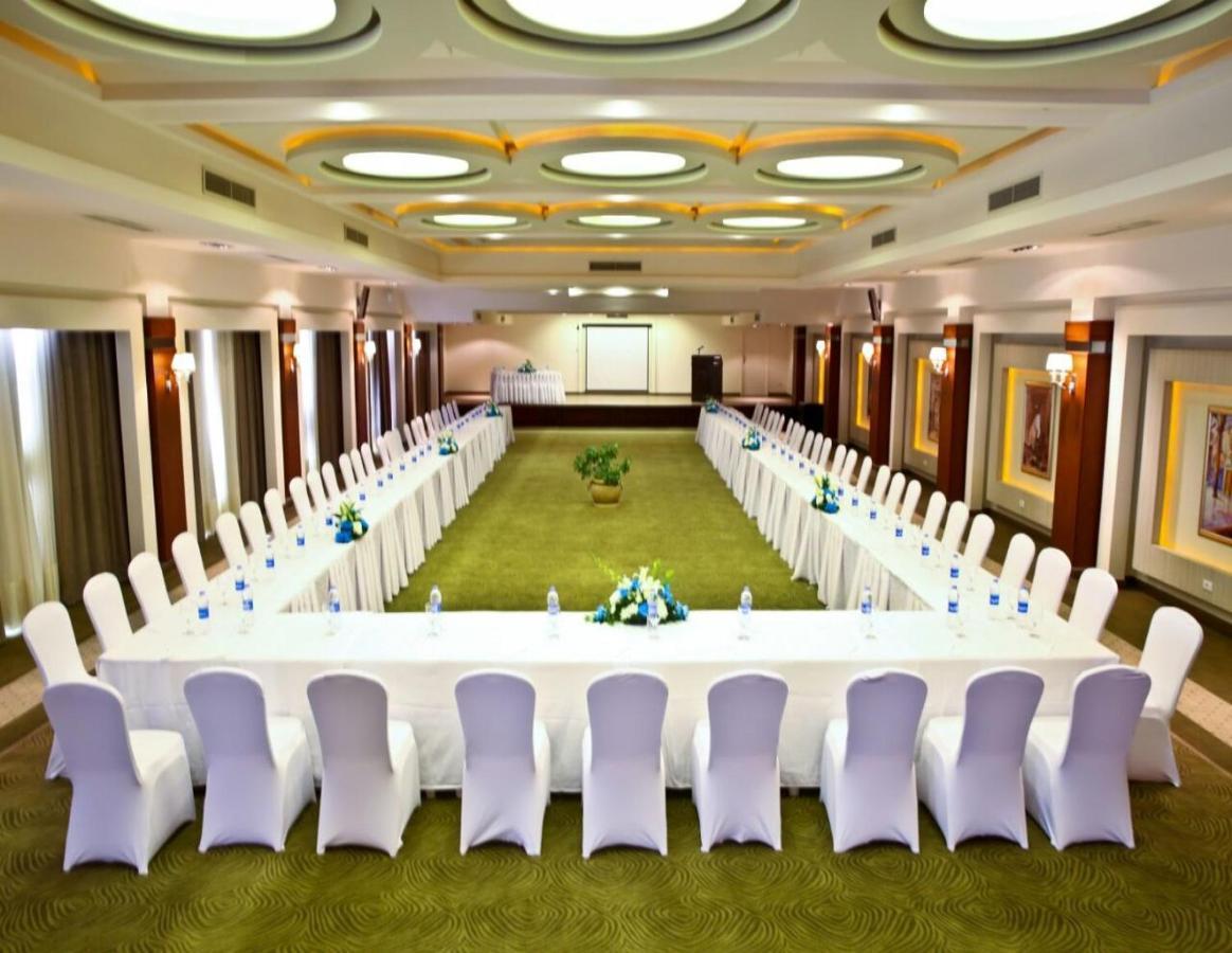 Charmillion Club Resort Sharm el-Sheikh Exterior photo U-shaped table layout